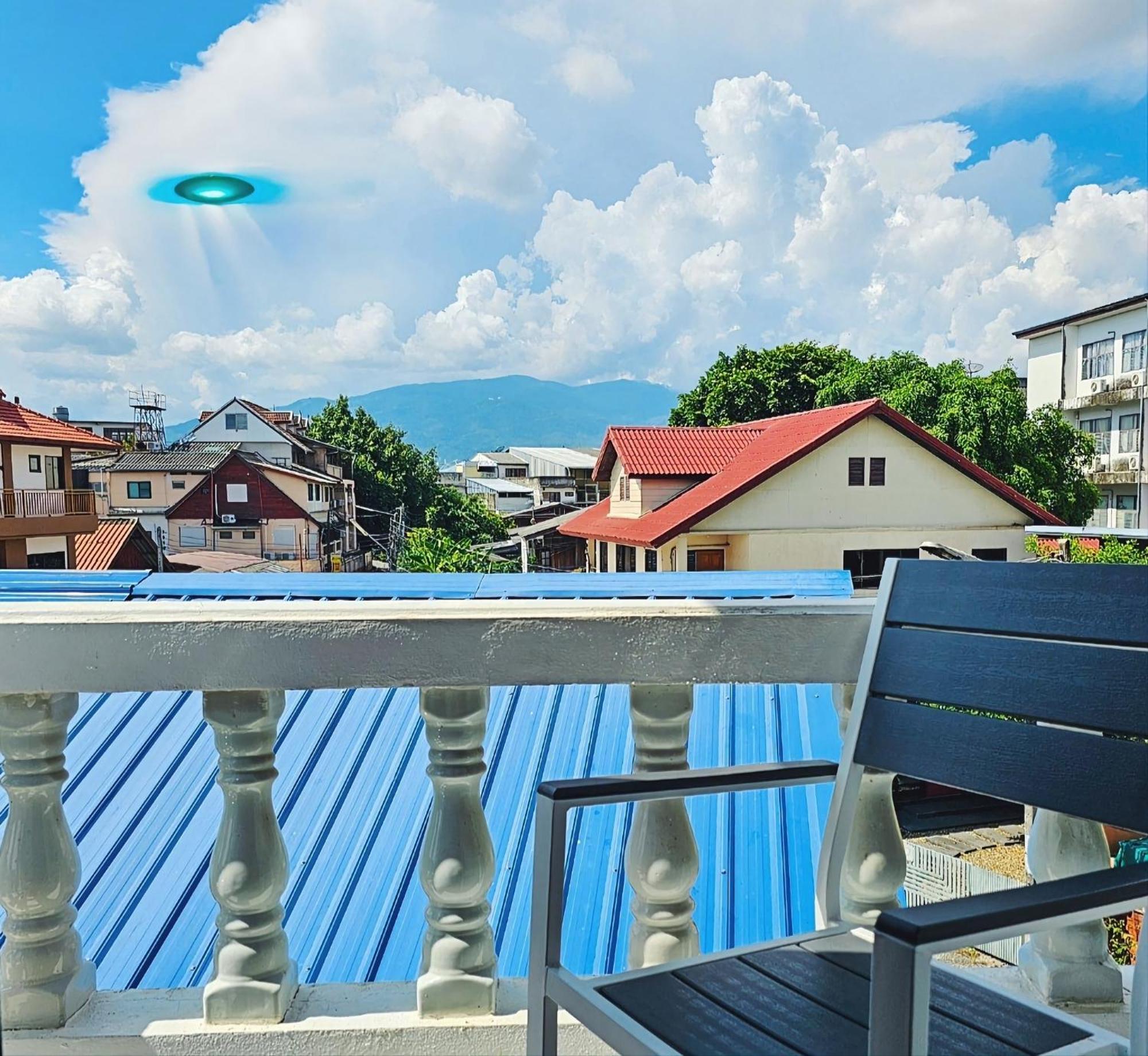 Bed And Terrace Guesthouse Чиангмай Экстерьер фото